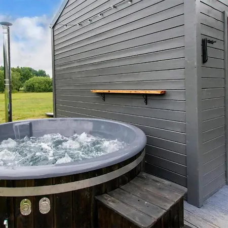 Stunning In With Jacuzzi Poleczyno